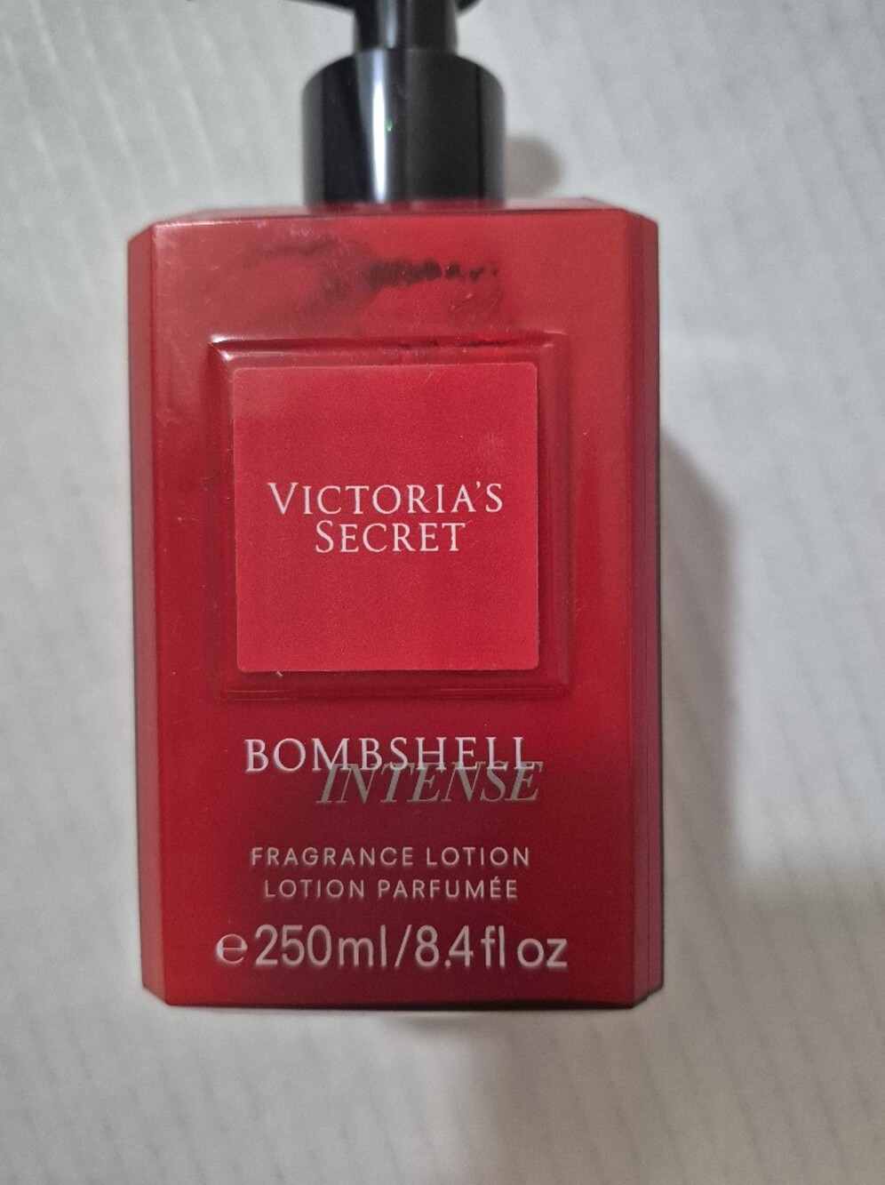 Victoria's Secret Bombshell Intense Lotion - Red
